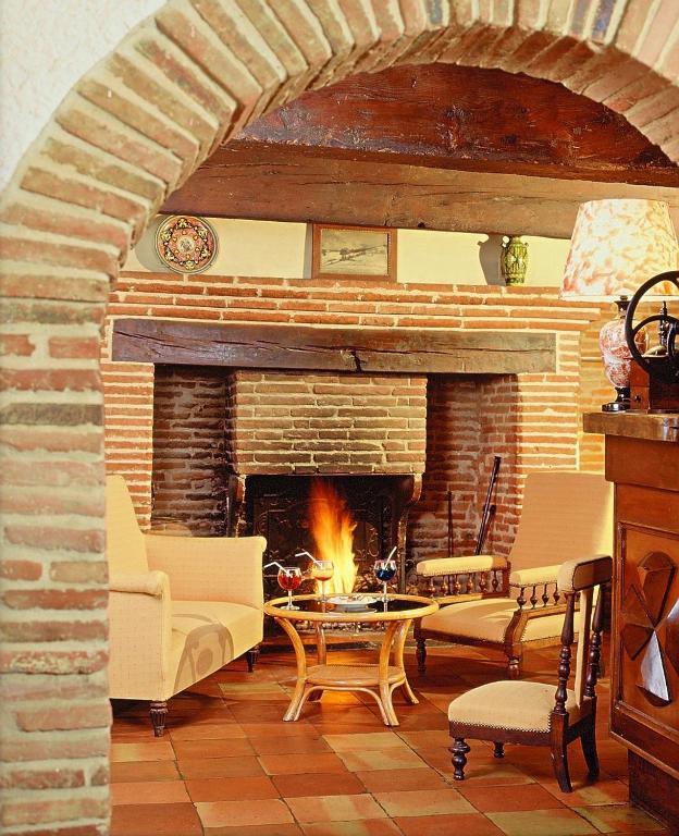 Готель Le Ratelier Montaigut-sur-Save Екстер'єр фото